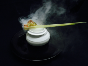 Bouchée gastronomique fumée du restaurant L’Encre des Calanques Cassis cuisine créative