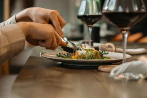 Gros plan sur la dégustation d'un plat au restaurant L’Encre des Calanques Cassis