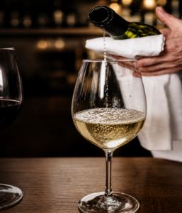 Service de vin blanc au restaurant L’Encre des Calanques à Cassis expérience gastronomique